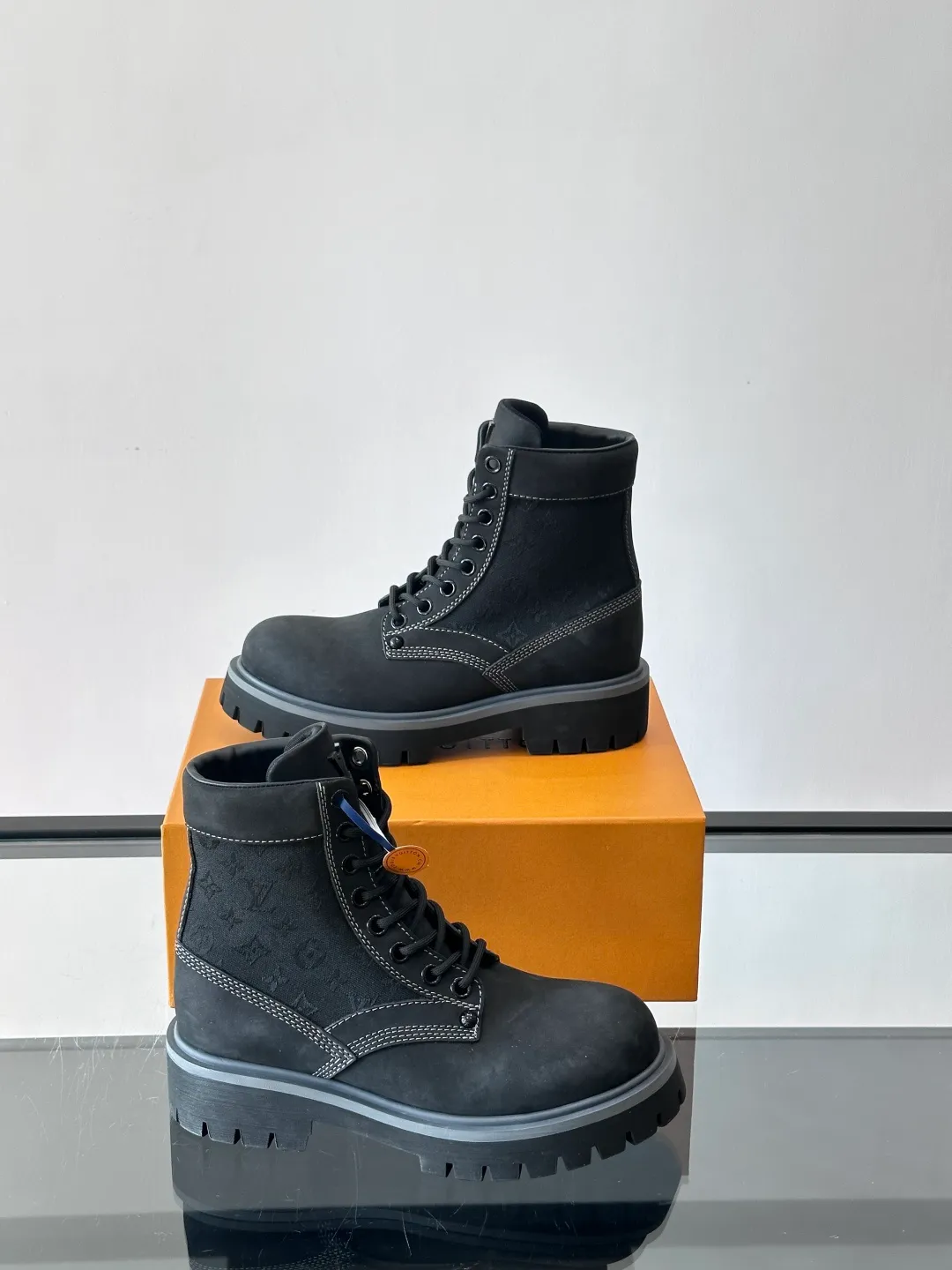 [L Home] Top P: 920💰 Size: 39-44 (45 can be customized) LOUIS VUITTON Louis Vuitton ss25 LV Donkey brand new thick-soled lace-up big-toe shoes men's casual shoes high-top short boots. These boots are crafted from top-grain calf leather for a lightweight and comfortable fit. The thick EVA outsole is embellished with eye-catching ridges, and the trendy attitude of being both strong and soft makes it an everyday choice. ✔Upper: imported first-layer cowhide ✔Lining: cowhide ✔Outsole: original molded outsole Size: 39-45